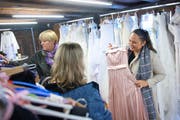 Da schlägt jedes Frauenherz höher: Eine Fülle an gebrauchten Hochzeits- und Abendkleidern warten in der Altstadthalle auf eine neue Trägerin. Am Samstag fand die Kleiderbörse «mein Kleid – dein Kleid» erstmals in Zug statt. Bild: Maria Schmid (8. Oktober 2016)