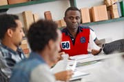 Der anerkannte Flüchtling Jean-Paul Oumolou – hier im Berufsbildungszentrum Luzern – hat 2015 eine Ausbildung im Bauhauptgewerbe begonnen. Diese gehört zum Pilotprojekt «Perspektive Bau». (Bild Pius Amrein)