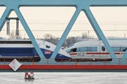 Kollegen statt Kokurrenten: TGV und ICE gehören bald zu «Siemens-Alstom». (Bild: Marijan Murat/Keystone (Kehl, 10. Dezember 2010))
