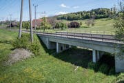 Hier soll die neue Cheerstrasse durchführen. Die Gleisunterführung steht schon, ist aber noch ungenutzt. (Bild: Pius Amrein (Luzern, 5. Mai 2017))
