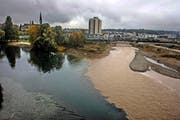 Das bräunliche Wasser der Kleinen Emme fliesst im Mündungsgebiet beim Seetalplatz durch einen neuen Flussarm (Bildmitte). Rechts die Reusszopfinsel.Bild: Nadia Schärli (Emmen, 26. Oktober 2016)