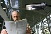 Das Staatsarchiv in Luzern wurde 2015 rege genutzt. Im Bild: Staatsarchivar Jürg Schmutz liest im ersten Telefonbuch der Stadt Luzern. (Bild: Chris Iseli / Neue LZ)