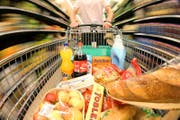 Ein Einkaufswagen voller Waren. (Bild: Philipp Schmidli (Emmen, 29. Mai 2013))