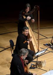 Jordi Savall (vorne) spielte seine Gambe virtuos, begleitet von einer Gitarristengruppe und Harfenist Andrew Lawrence-King. (Bild: Nadia Schärli)
