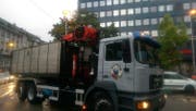 Mit dem roten Kran kam der Lastwagen nicht unter der Unterführung durch. (Bild: Luzernerzeitung.ch)