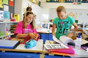Der Lehrplan 21 wird einige Veränderungen bringen, die mehrheitlich begrüsst werden. Im Bild Schulkinder aus Nebikon im vergangenen Sommer. (Bild: Corinne Glanzmann / Neue LZ)