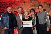 Flussfahrt im Spiegel der Nacht: Die Künstlerin Barbara Gut und Vertreter der Galerie Hofmatt, Sarnen (Bild: PD)