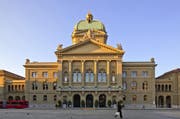 Nach Bern ins Bundeshaus wollen weniger Frauen. (Bild: Keystone)