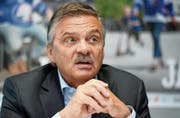 Muss die richtige Farbe auswählen: René Fasel, der oberste Eishockey-Funktionär. (Bild: Walter Bieri/Keystone (Zürich, 26. August 2016))