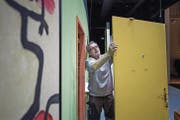 Thomas Humm gibt der Bühne des Dorf-Theaters Meggen den letzten handwerklichen Schliff. (Bild: Pius Amrein / LZ (13. März 2017))