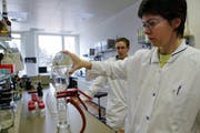 Im Labor des Amts für Lebensmittelkontrolle in Steinhausen. (Archivbild Ana Birchler-Cruz/Neue ZZ)