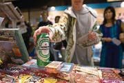 Der Verkauf von Bier an Minderjährige ist bei Testkäufen in Uri von 18 auf 43 Prozent angestiegen. Symbolbild: Martin Ruetschi/Keystone