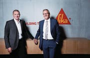 Der neu gewählte CEO Paul Schuler (links) und Verwaltungsratspräsident Paul Hälg am Sika-Hauptsitz. (Bild: Stefan Kaiser (Baar, 22. Mai 2017))
