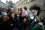 Rund 1500 Schülerinnen und Schüler demonstrieren vor dem Regierungsgebäude gegen die Sparpläne. (Bild: Pius Amrein/Neue LZ)