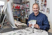 Sorgt für weihnächtliche Post: Grafiker Ludek Martschini in seinem Luzerner Atelier. Bild: Philipp Schmidli (Luzern, 18. November 2016)