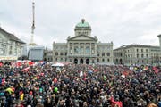 Drei Wochen nach dem Ja zur SVP-Initiative haben gestern gut 10 000 Menschen in Bern für eine offene und solidarische Schweiz demonstriert. (Bild: EPA/Peter Schneider)