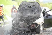 Das ausgebrannte Auto auf der Moosstrasse in Bennau. (Bild: Kapo Schwyz)