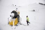 Die Schneekanonen (hier im Bild auf Klewenalp) müssen noch einige Stunden im Einsatz stehen, bevor man in den Skigebieten richtig aufatmen kann. (Bild Corinne Glanzmann)