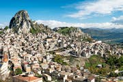 Viele Secondos besitzen ein Haus in ihrer Heimat. Blick auf Caltabellotta auf Sizilien.Bild: Alberto Nardi/Getty