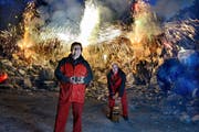 Leidenschaft für Feuerwerk: der zurücktretende Pyromantiker-Präsident Silvio Nosetti (links) und alt Präsident Edy Felder im Kieswerk Ennetmoos. (Bild Nadia Schärli)
