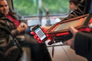 Eine Zugbegleiterin scannt ein elektronisches Ticket. (Bild: Keystone)