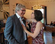 Christoph Schillig nimmt im Landratssaal den Platz als «höchster Urner» ein. Seine Liebsten gratulieren ihm zur Wahl, allen voran seine Frau Heidi. (Bild: Urs Hanhart (Altdorf, 21. Juni 2017))