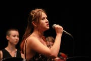 Schülerinnen des Schwerpunktfaches Musik der 4. Klasse bei ihrem Auftritt an der Maturafeier.