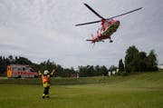 Der Rega-Helikopter hebt mit dem verletzten Mann ab. (Bild: PD / FFZ)