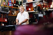 Taschen, Taschen, Taschen: André Odermatt kann sich in seinem Lederwarengeschäft, das dieses Jahr seinen 70. Geburtstag feiert, vor allem auf seine Stammkundschaft verlassen. (Bilder Stefan Kaiser)