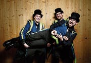 Freuen sich über die Jubiläumsplakette: Raphael Bieri (links), Lukas Huwyler (vorne) und Reto Steiner.
