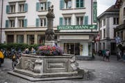 Einer von 134 Brunnen in der Stadt Luzern, der saniert wird: der Krienbrügglibrunnen beim Philipp-Anton-von-Segesser-Platz. (Bild Boris Bürgisser)