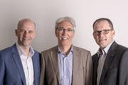 Patrick Stalder (links) wird neuer Rektor am Weiterbildungszentrum Kanton Luzern (WBZ). Er tritt die Nachfolge von Thomas Habermacher (mitte) an. Auf das kommende Schuljahr tritt zudem Urs Peter (rechts) als Prorektor zurück. (Bild: PD)