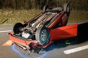 Das Unfalfahrzeug blieb auf dem Dach auf der Fahrbahn der A2 liegen. (Bild: Luzerner Polizei (Sempach, 10. März 2018))