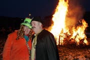 In Steinhausen wird der Steigrind verbrannt. Im Bild: Steivater Roger der erste mit Frau. (Bild Werner Schelbert/Neue ZZ)