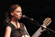 Die Liedermacherin Uta Köbernick «vergeht sich gerne» an unserem Kulturgut. (Bild: PD/Christoph Hoigné)