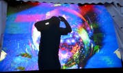 Schattenbild an der Rückwand des Tanzzeltes: Mit einer fantastischen Videoinstallation fordert Thaïs Odermatt an den Musiktagen Jung und Alt zum Tanzen auf. (Bild Romano Cuonz)