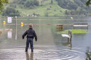 In Seewen am Lauerzersee war die Hochwasserlage 2016 nach anhaltenden Regenfällen angespannt. (Bild: Alexandra Wey/Keystone)