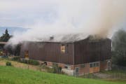 Die brennende Scheune in der Nähe von Root. (Bild: Luzerner Polizei)
