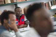 Jean Paul Oumolou (Mitte): Der anerkannte Flüchtling aus Togo lernt im Mathematikunterricht die Grundkenntnisse für seine anstehende Lehre als Maurer. (Bild Pius Amrein)