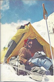 Max Eiselin dokumentiert seine Erlebnisse auf einer Schreibmaschine während der Erstbesteigung des Dhaulagiri (8167 Meter) im Jahr 1960. (Bild: PD)