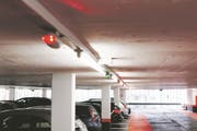 Dank dem neuen Parkleitsystem mit Einzelplatzanzeige finden die Besucher einfacher einen freien Parkplatz (Bild: PD)