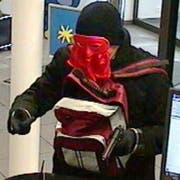 Der unbekannte maskierte Täter ist auf der Flucht. (Bild: Luzerner Polizei)