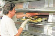 Veronika Keusch prüft, ob die Wähen gut durchgebacken sind. (Bild: Cornelia Bisch)