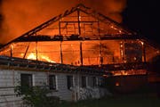 Die Scheune brannte am frühen Montagmorgen lichterloh. (Bild: Luzerner Polizei)