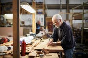 Für Mitarbeiter wie Unternehmen kann es attraktiv sein, die Zusammenarbeit auch jenseits der Pensionsgrenze weiterzuführen. (Bild: Getty Images)