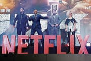 Regisseur David Ayer und die Darsteller Will Smith, Joel Edgerton und Noomi Rapace (von links) an der Japan-Premiere von «Bright» in Tokio. (Bild: Christopher Jue/EPA (19. Dezember 2017))