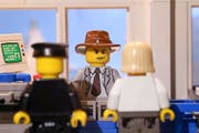 Privatdetektiv Philip Maloney als Lego-Figur auf dem Polizeirevier im Gespräch mit einem Polizisten und einer Zeugin. Szenenbild aus dem Film von Joel Richard. (Bild PD)