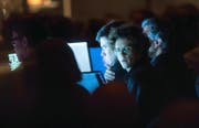 Magie von Kirchenräumen und Wassergeräuschen: die Komponistin Olga Neuwirth am Technikpult bei der Aufführung ihres Stücks «Le Encantadas» im Luzerner Saal. (Bild: Lucerne Festival/Priska Ketterer)