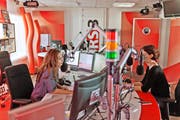 SRF-3-Moderatorinnen arbeiten im Studio in Zürich. Die Aufnahme stammt vom März 2012. (Bild: Keystone/Geatan Bally)