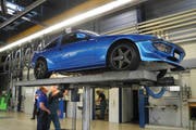 Die Polizei kontrolliert in Pfäffikon ein getuntes Auto. (Bild: Kantonspolizei Schwyz)